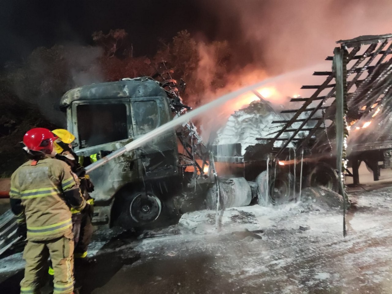 Caminhão carregado com 30 toneladas de tecido e plástico pega fogo na Rodovia Fernão Dias