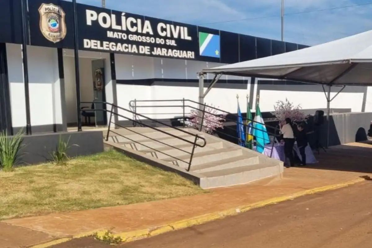 Mulher é esfaqueada mais de 10 vezes após abrigar ex-marido e colega dele em casa; suspeito fugiu após crime