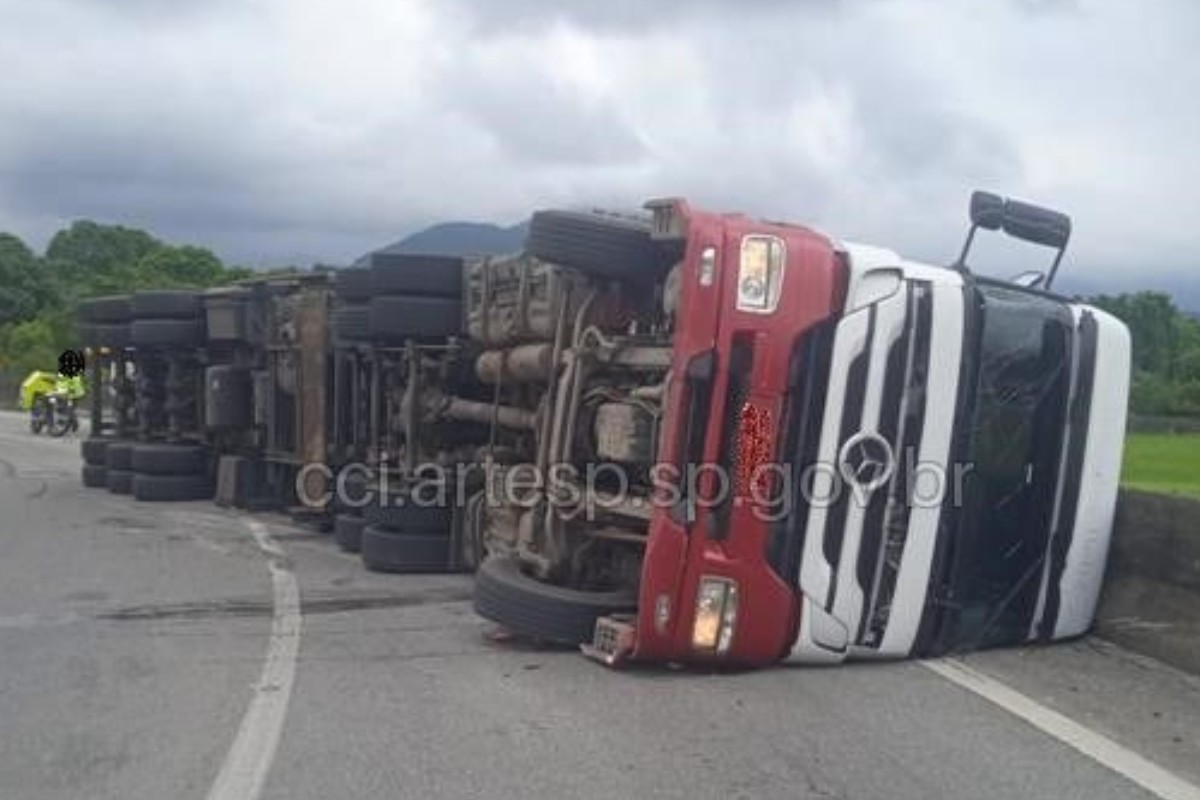 Carreta tomba e bate em mureta de concreto após motorista perder o controle da direção em SP