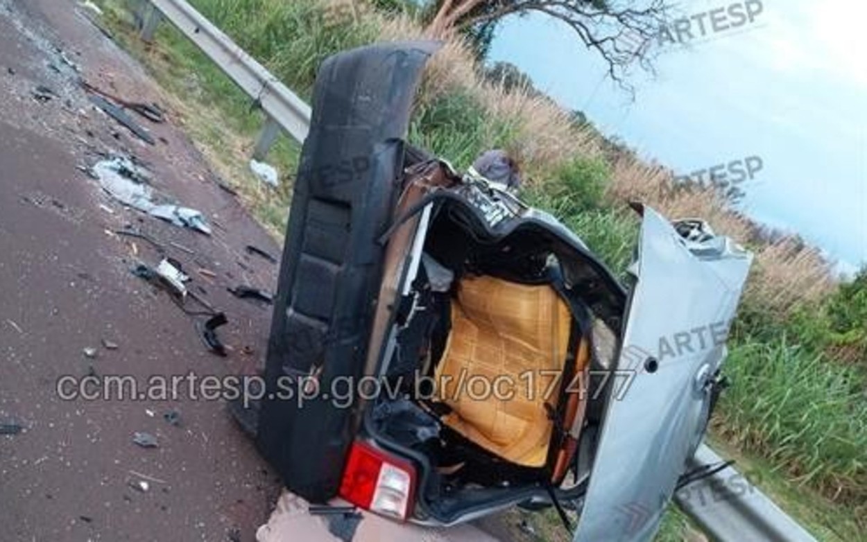 Motorista morre e passageiro fica ferido em acidente na SP-255