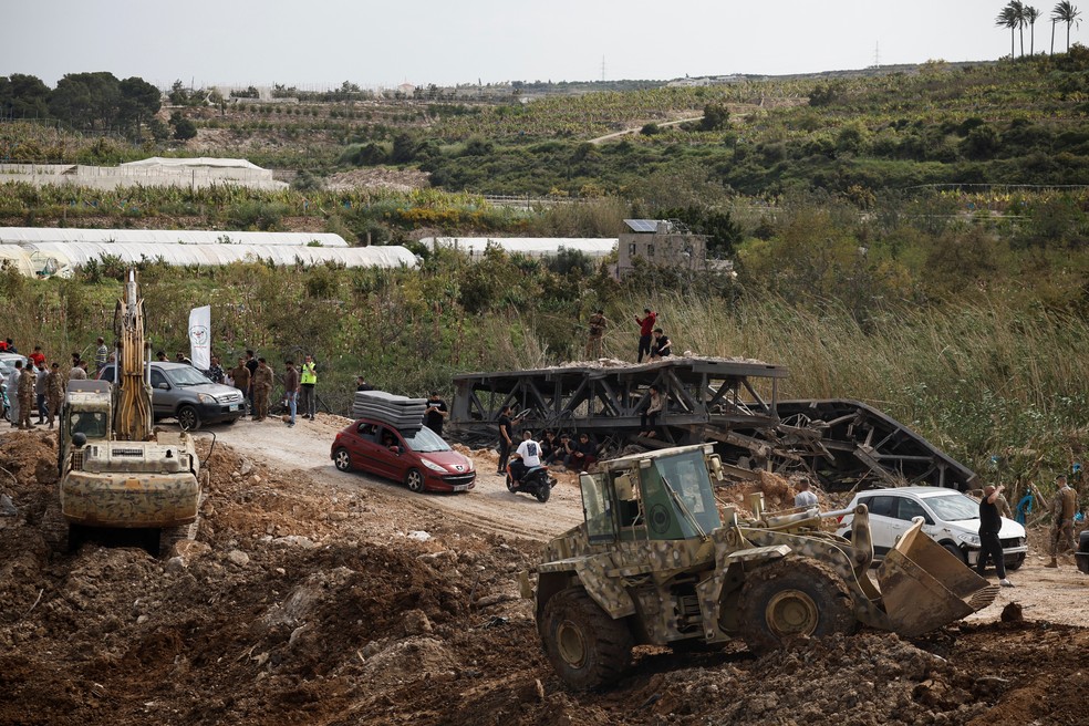 Veículos passam por passagem improvisada em Qasmiyeh, Líbano — Foto: REUTERS/Louisa Gouliamaki
