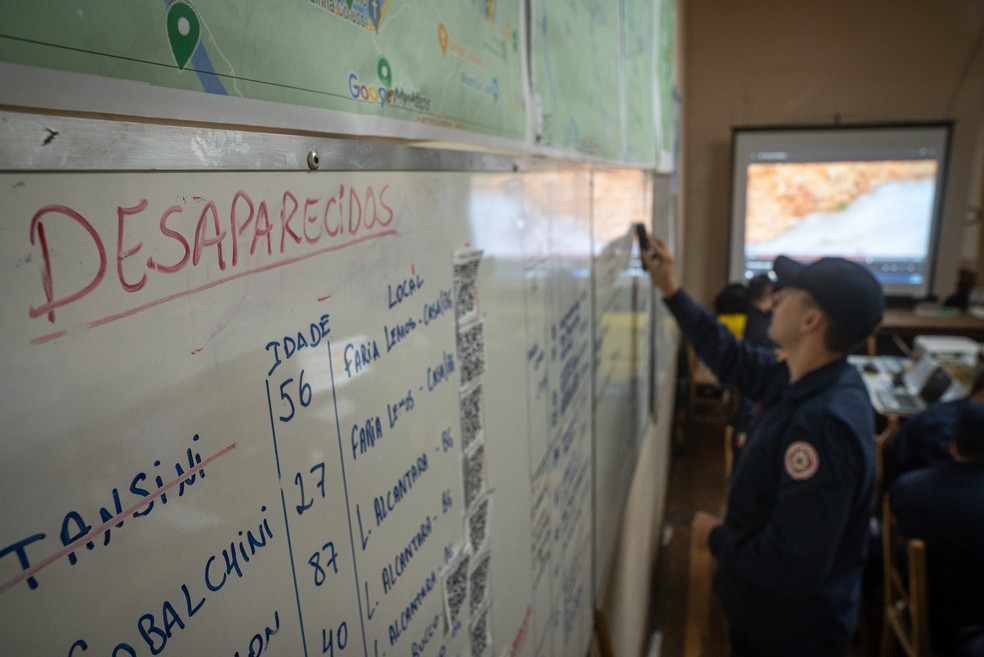 Bombeiro preenche quadro na central de comando montada em Faria Lemos, distrito de Bento Gonçalves onde viviam Neco e Ivonette Cobalchini — Foto: Fábio Tito/g1