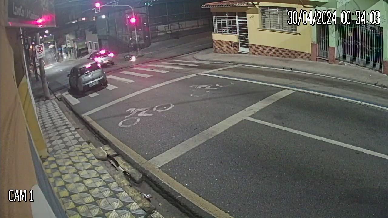 Veículo ultrapassa sinal vermelho e atinge motociclista em cruzamento no Centro de Sorocaba; vídeo