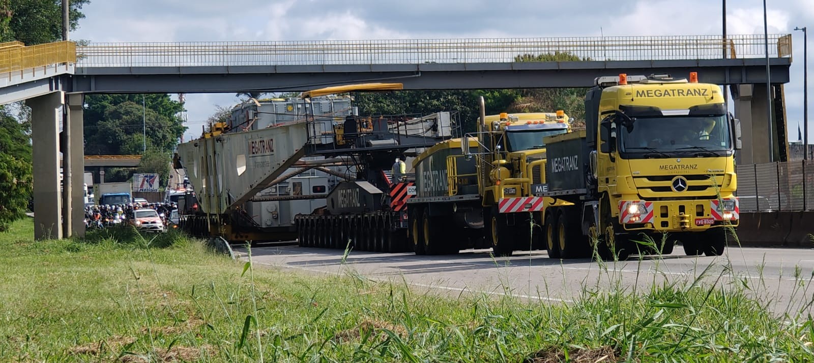 Caminhão que transporta carga de 600 toneladas na Dutra faz parada em Pindamonhangaba; viagem será retomada na terça-feira 