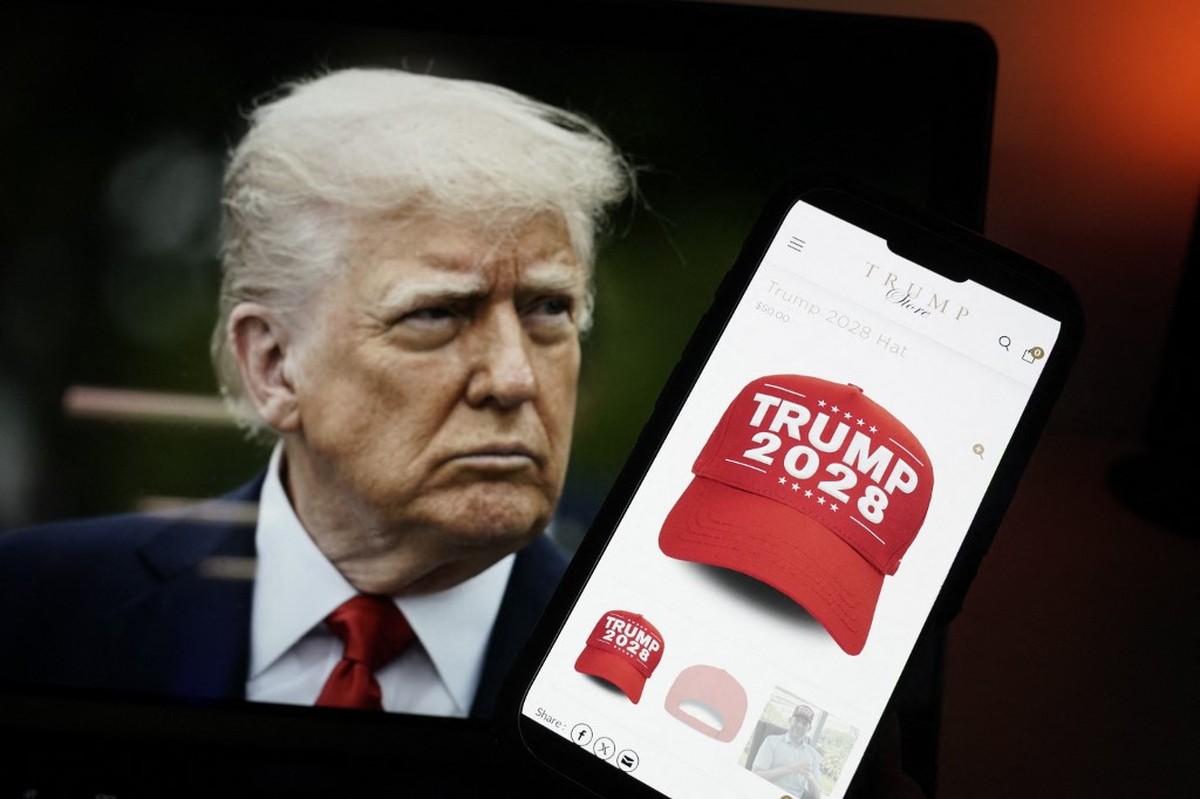 Bonés com lema 'Trump 2028' à venda em loja virtual do presidente americano