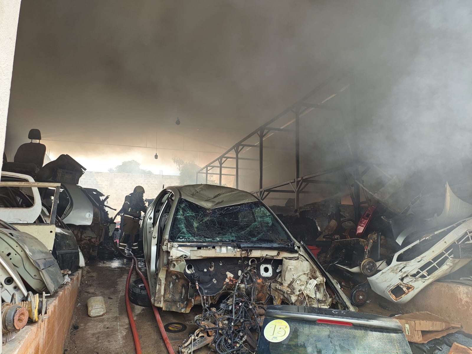 Incêndio atinge galpão de peças automotivas usadas em Governador Valadares