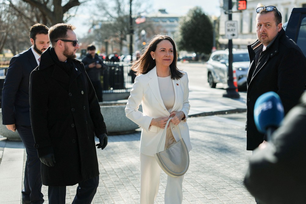 María Corina Machado denuncia que governo de Delcy Rodríguez bloqueia seu retorno à Venezuela
