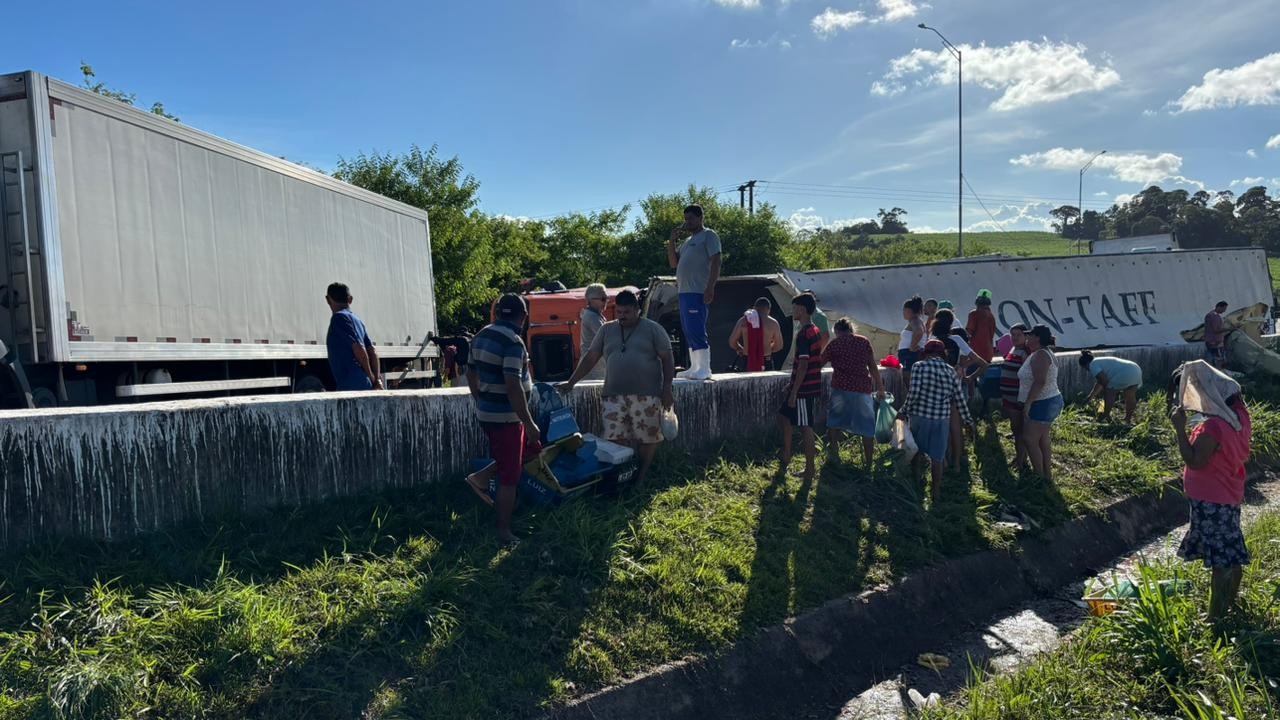 Caminhão com carga de camarão tomba e interdita BR-101, na Grande João Pessoa