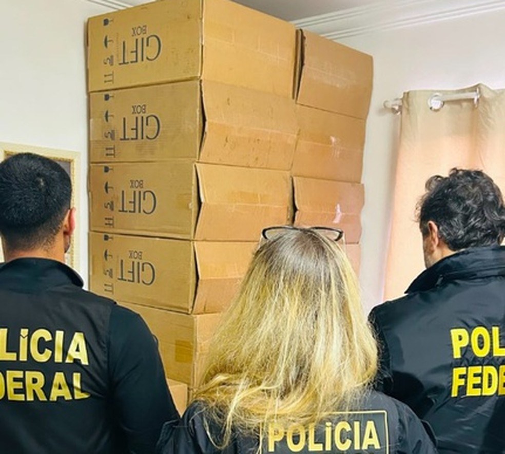 Polícia Federal durante operação contra entrada e comercialização de cigarros. — Foto: PF/Divulgação