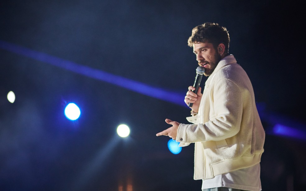 Ana Castela e Gustavo Mioto se beijam no palco do Ribeirão Rodeo Music 2024 em Ribeirão Preto, SP — Foto: Érico Andrade/g1