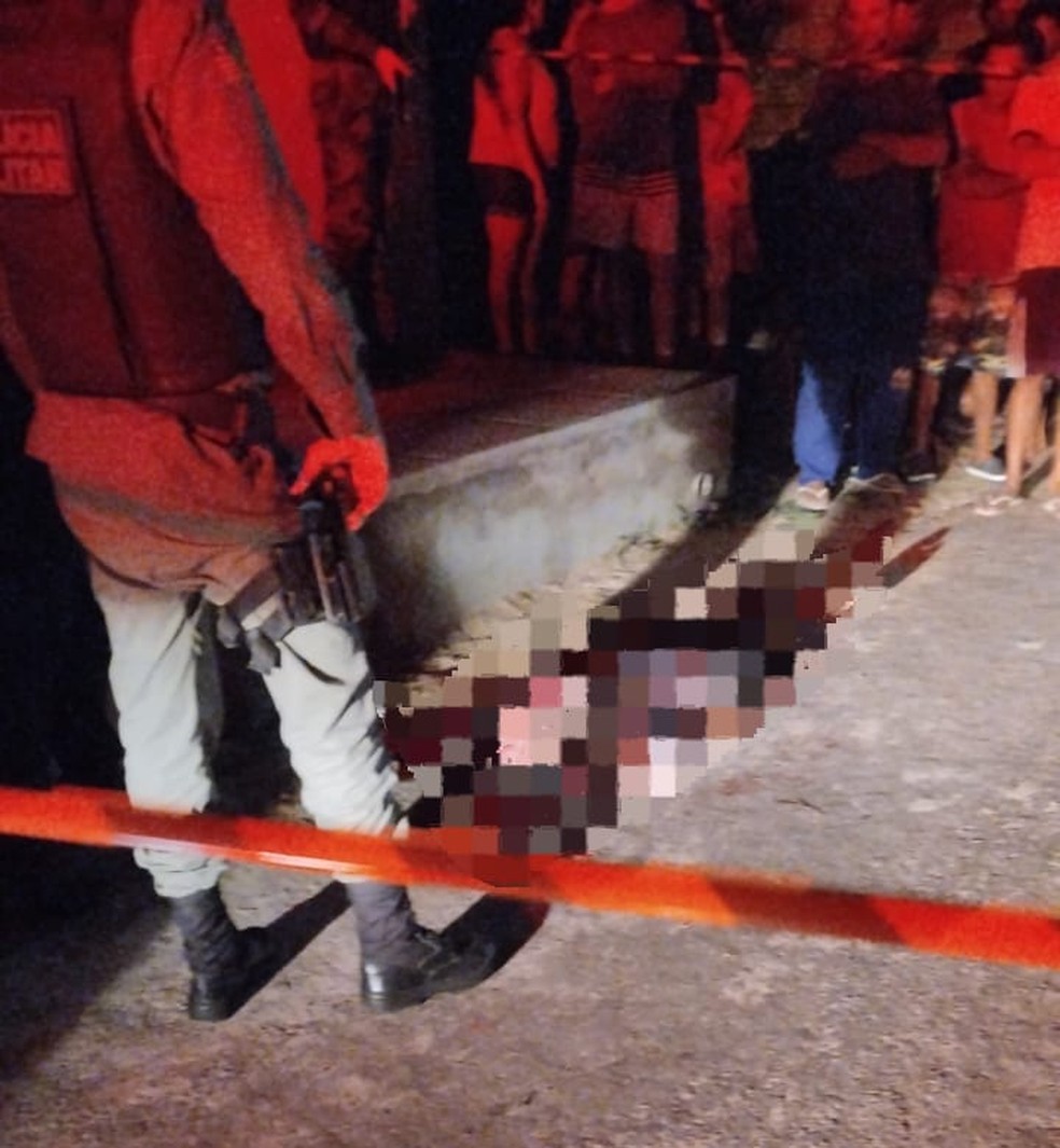 O rapaz estava sentado em frente a casa de seu irmão. — Foto: Reprodução