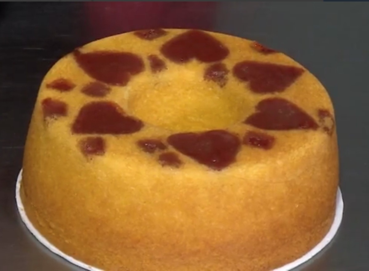 Aprenda a fazer um bolo cremoso de fubá com goiabada com gosto de 'casa de vó'