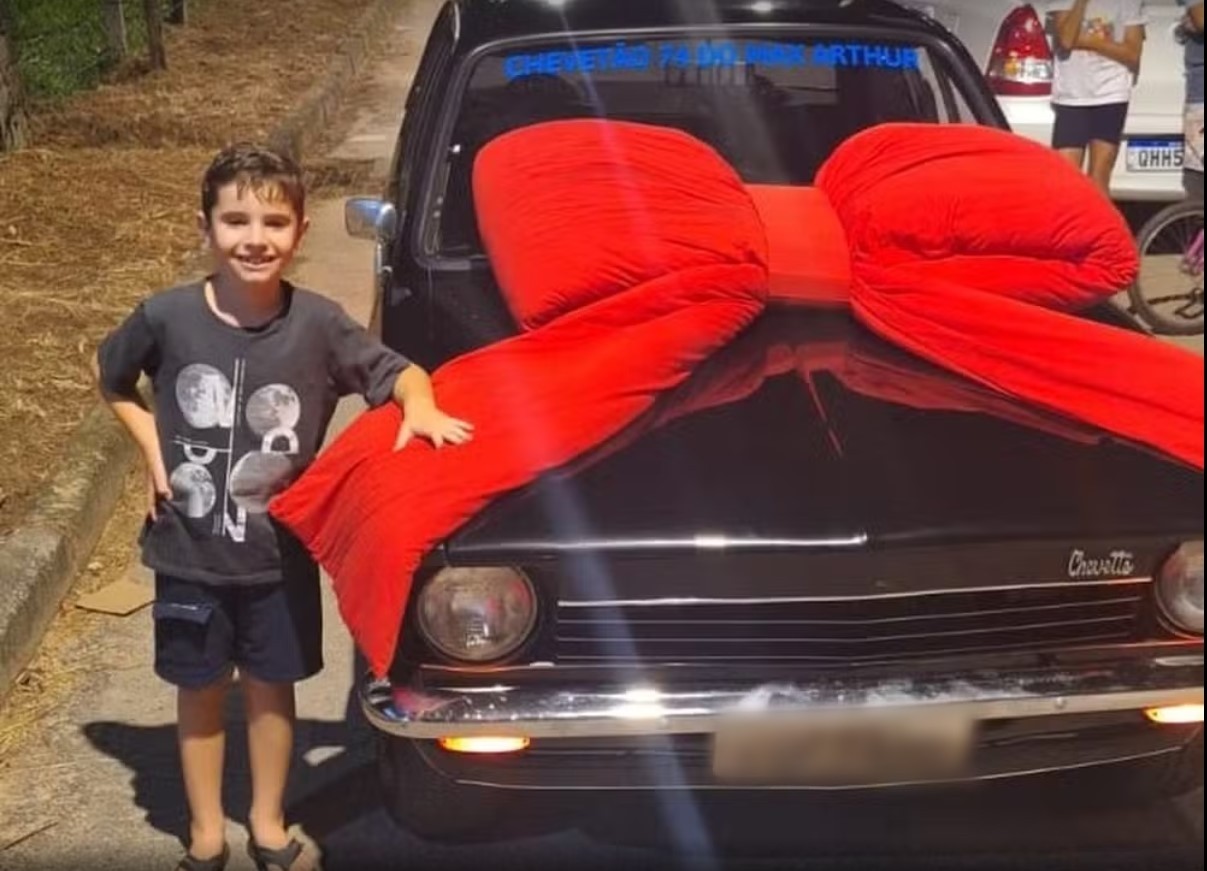 Menino de 9 anos que ganhou Chevette de aniversário em SC mostra carro por dentro: 'Tudo original'; VÍDEO