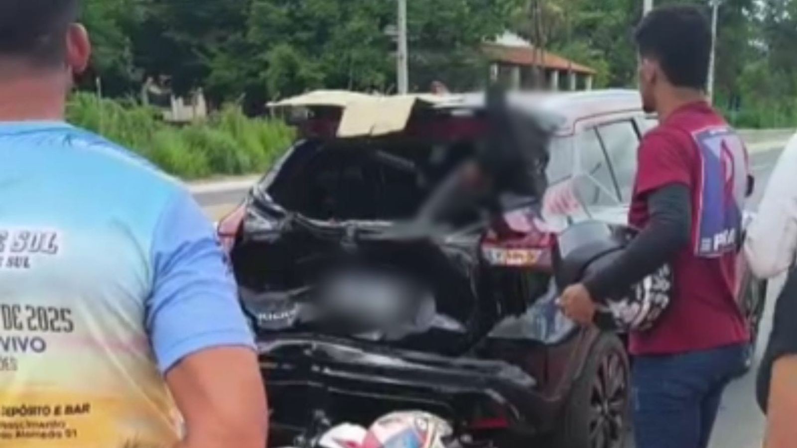 Policial colide moto na traseira de carro, atravessa vidro e fica ferido em Teresina