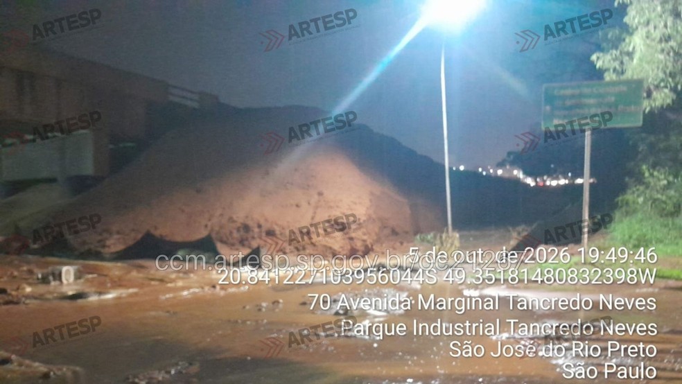 Chuvas fortes causam deslizamento de terra e interdi&ccedil;&atilde;o de al&ccedil;a de rodovia em Rio Preto &mdash; Foto: Portal CCM/Artesp