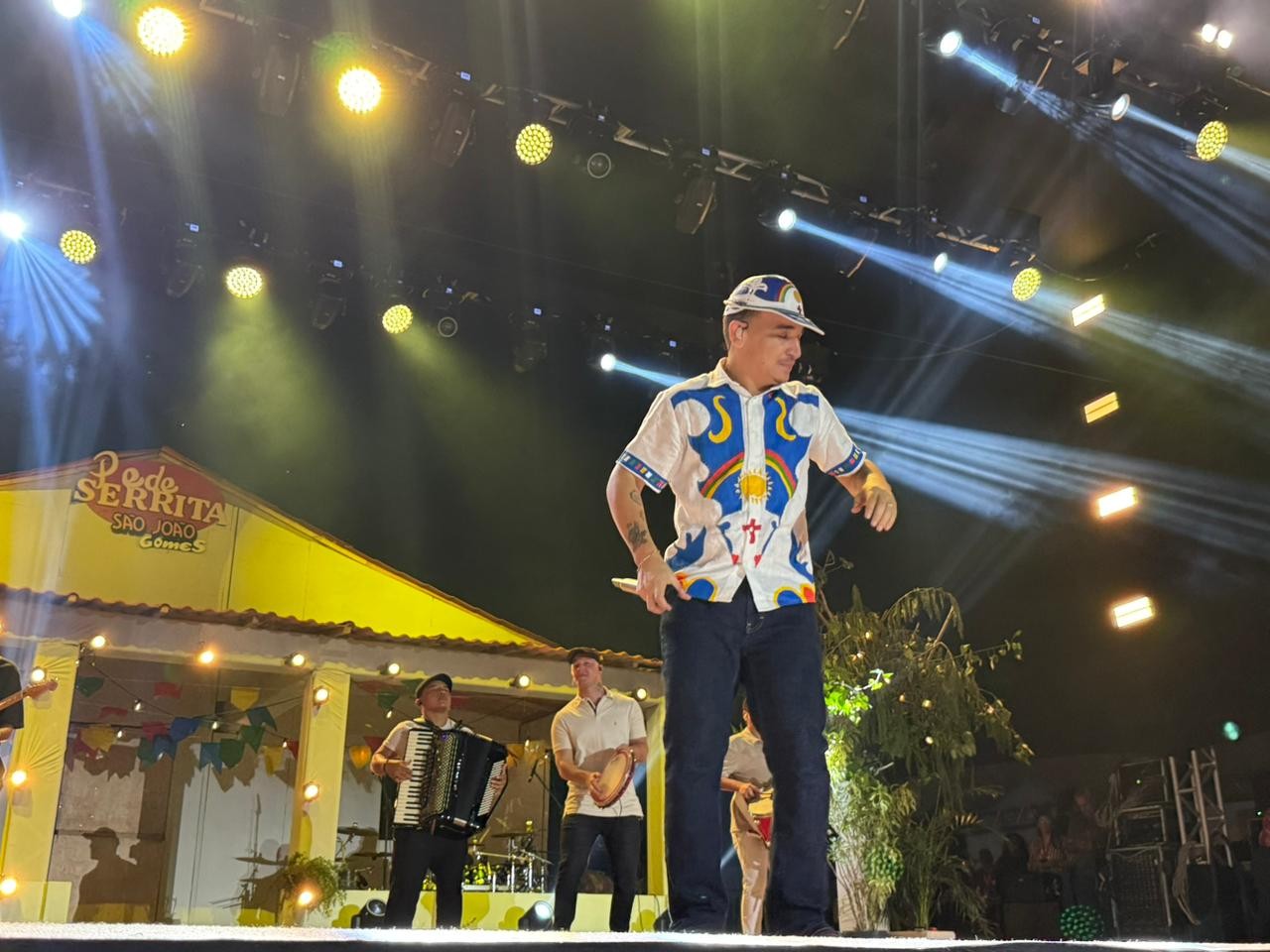 João Gomes levanta multidão em arraial gigante no Bairro do Recife e recebe filho de 2 anos no palco: 'Aqui é o nosso mundo'