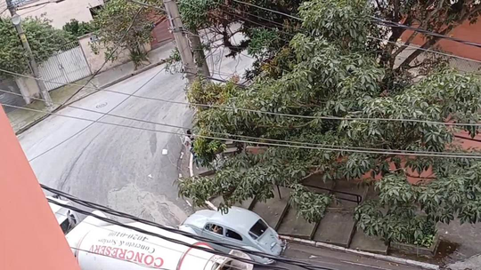 Betoneira acessa rua proibida em SP, derrama concreto no asfalto, e empresa é multada em R$ 30 mil - Programa: G1 SP 