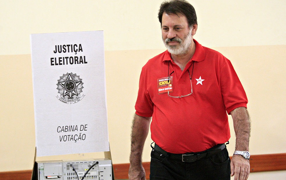 O ex-tesoureiro do PT, Delúbio Soares, comparece para votar no colégio Pedro Gomes, em Goiânia. — Foto: Cristiano Borges/O Popular/Estadão Conteúdo