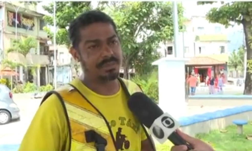 Moradores denunciam PMs por cobrança de propina para mototaxistas trabalharem no subúrbio de Salvador. — Foto: Reprodução/TV Bahia