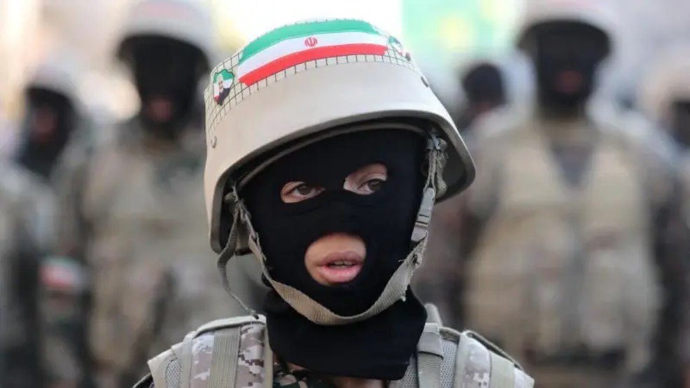 Um integrante da milícia voluntária iraniana Basij participa de uma marcha em Teerã em janeiro de 2025, antes da atual guerra — Foto: Majid Asgaripour/WANA/Reuters