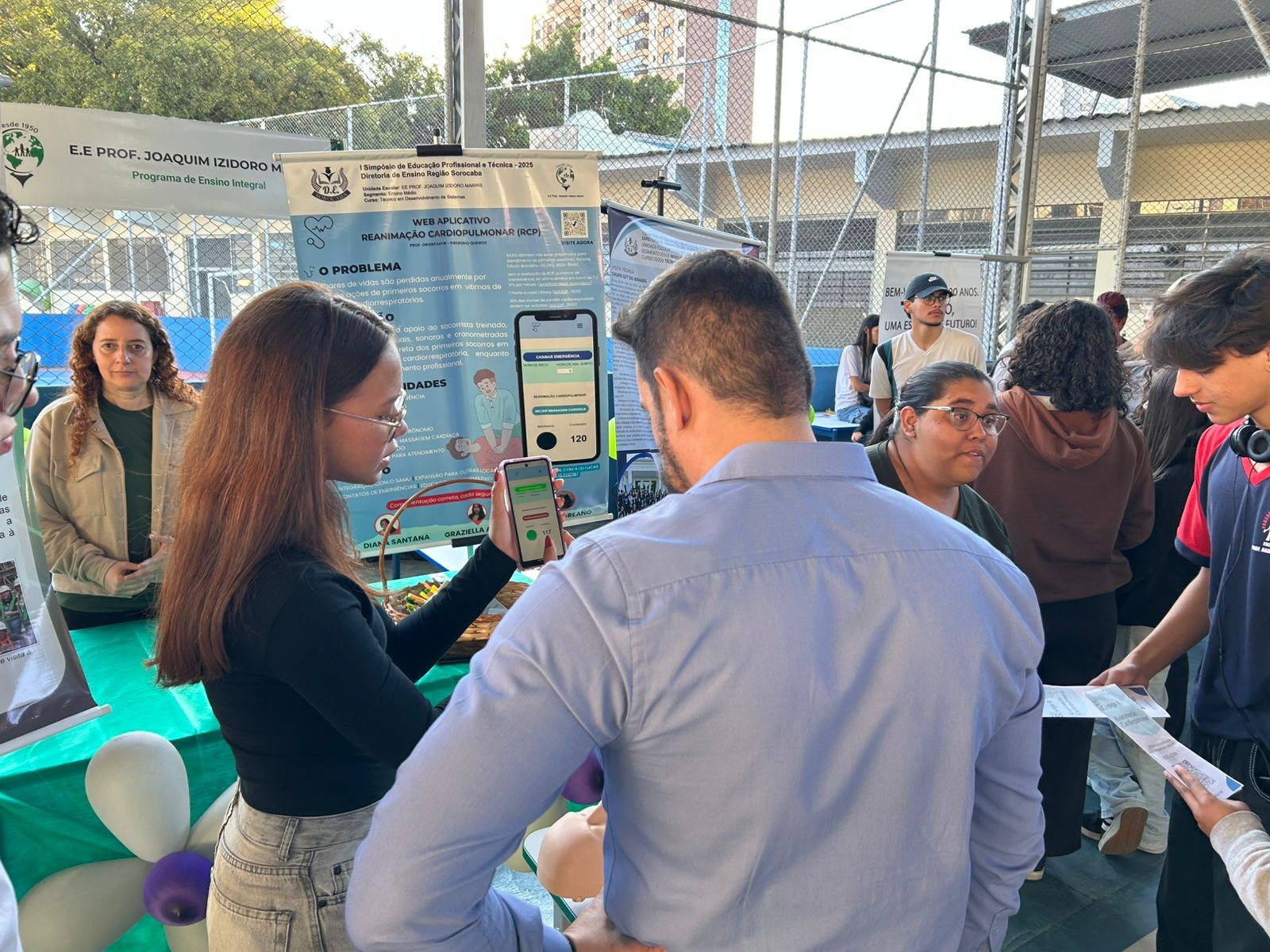 Alunos de escola pública de Sorocaba criam app para auxiliar no atendimento de emergências cardíacas