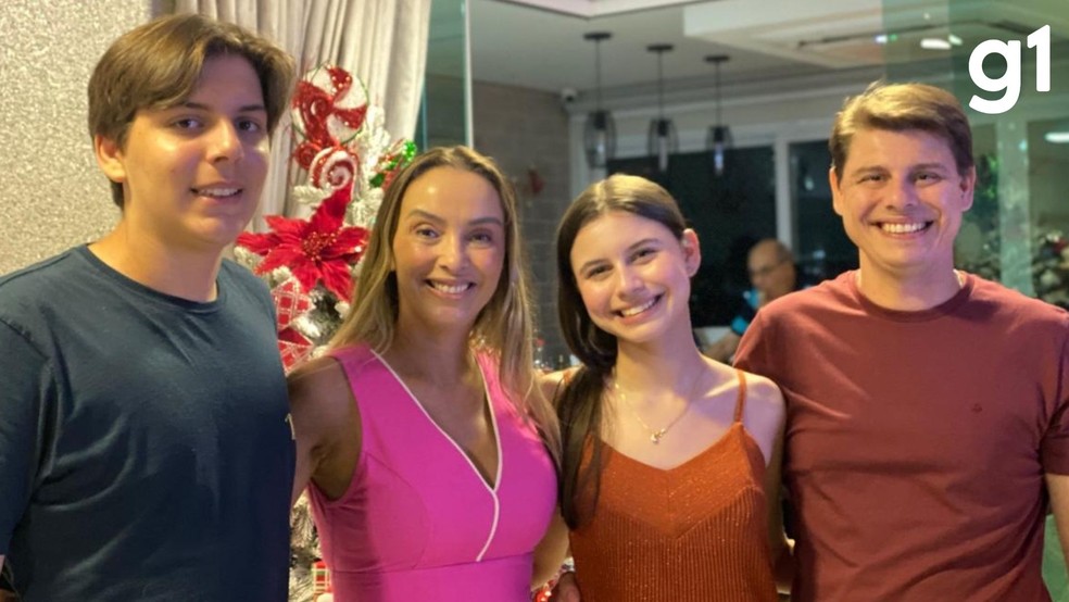 Aos 17 anos, Valentina posa com a família, seu principal apoio na jornada até o Enem — Foto: Reprodução