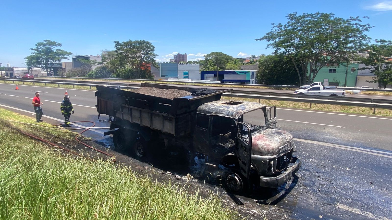 Caminhão carregado com pedras pega fogo na Rodovia Raposo Tavares, em Presidente Prudente