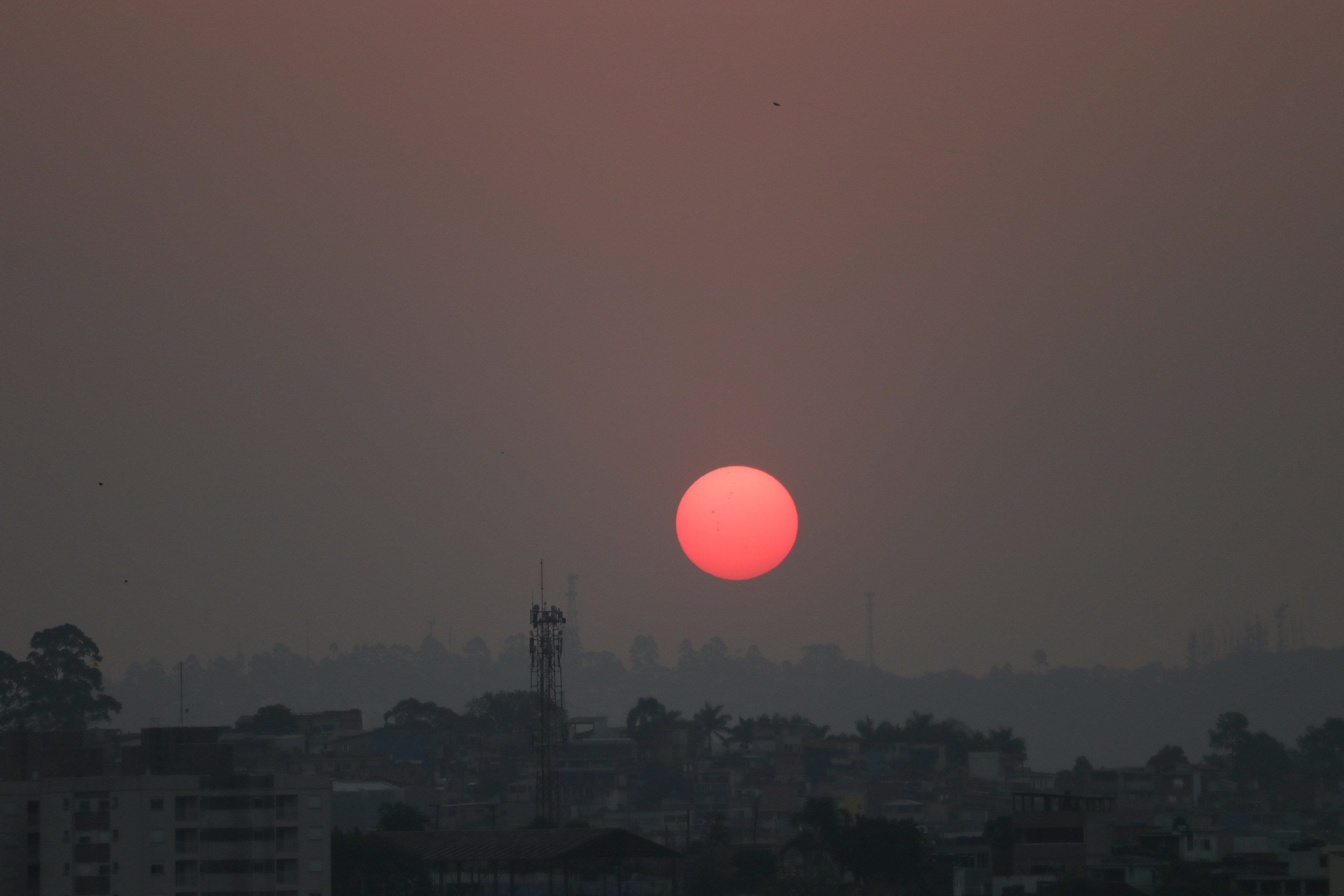 Calor e ar seco ganham força no país hoje; Inmet monitora possível onda de calor no Centro-Oeste, Norte e Sudeste