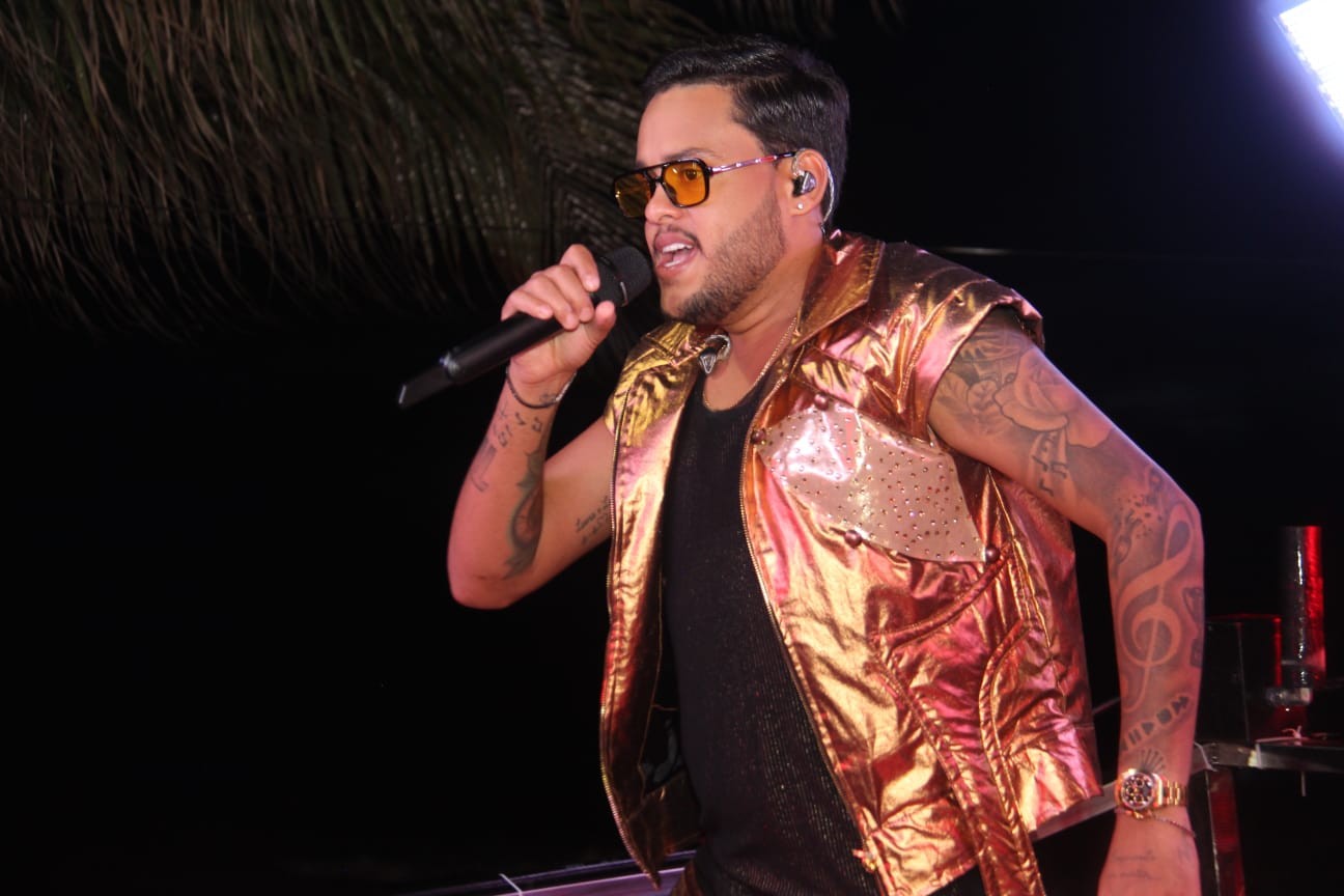 Thiago Aquino grava DVD em favela do Rio de Janeiro com presença de cerca de 20 mil pessoas