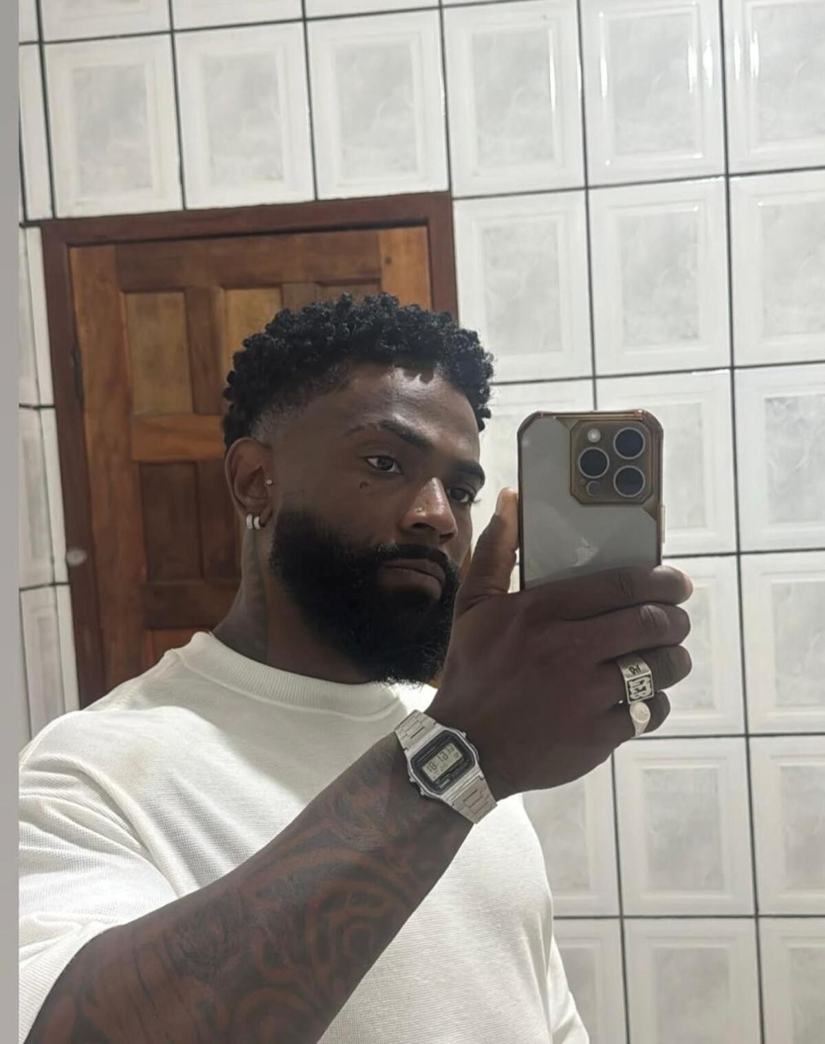Dono de lanchonete morre após bater moto em árvore 