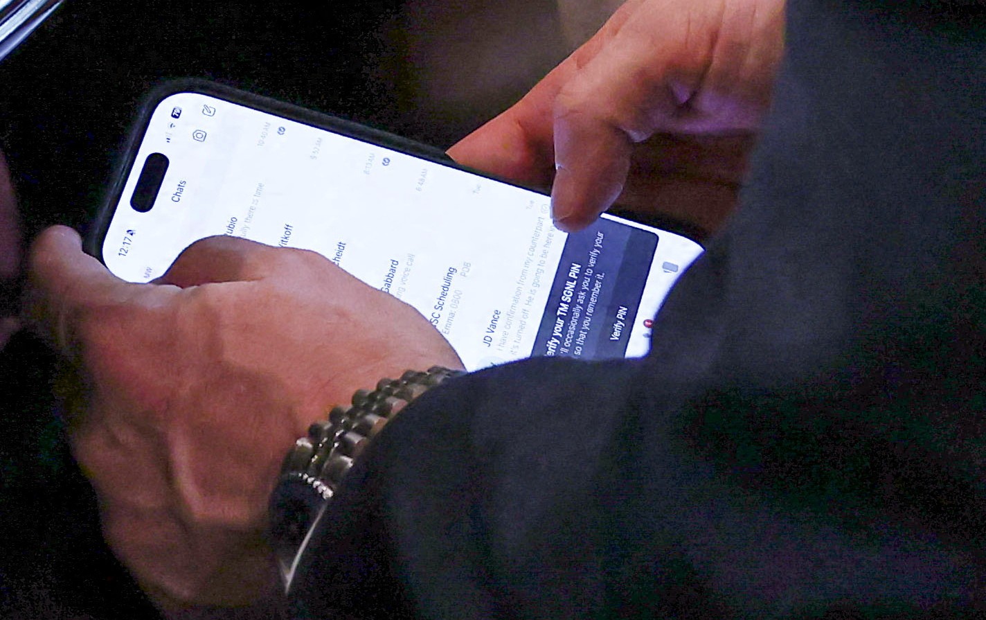 Foto flagra conselheiro tirado do cargo por Trump usando app não oficial para falar com cúpula do governo