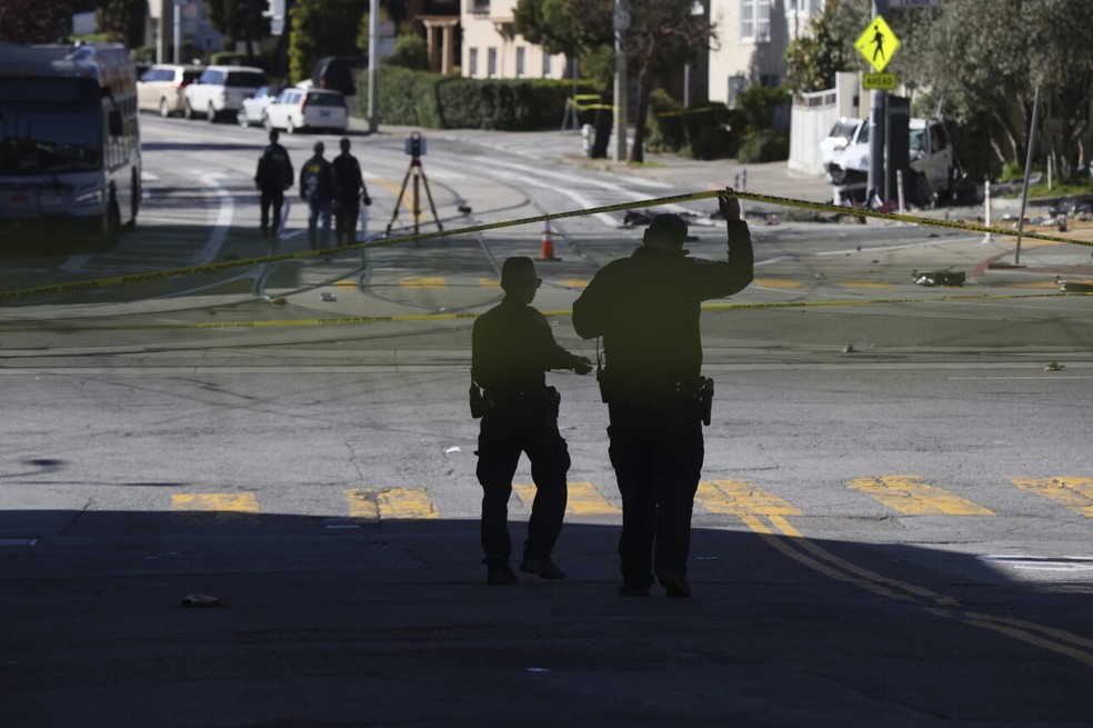 Policiais no local onde família luso-brasileira foi atropelada e morta, nos EUA — Foto: Benjamin Fanjoy/San Francisco Chronicle via AP