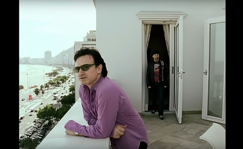 Bono e The Edge, do U2, na sacada do Copacabana Palace no clipe de Walk on — Foto: Reprodução/ YouTube