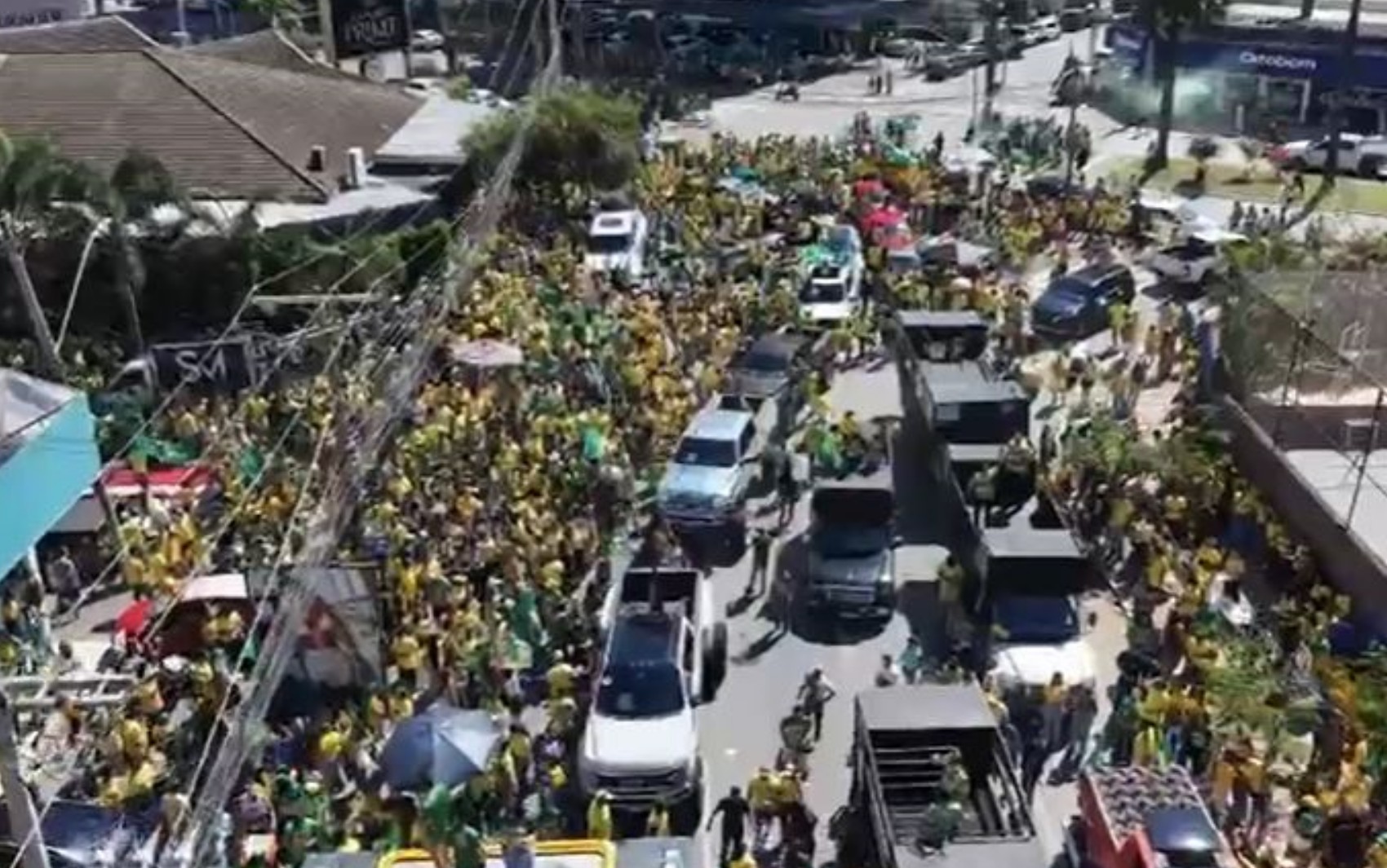 Apoiadores de Flávio Bolsonaro fazem ato em Goiânia na véspera da eleição