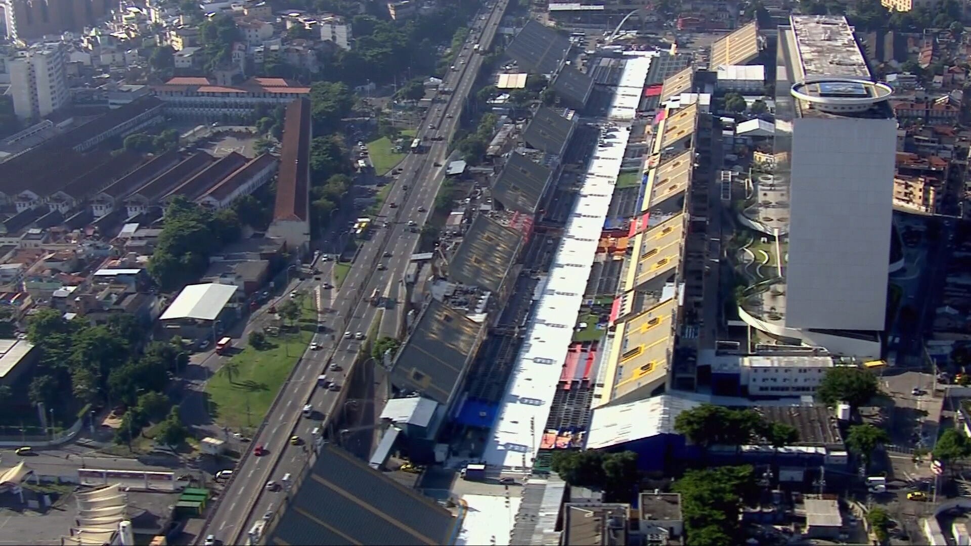 Sambódromo é liberado pelo Corpo de Bombeiros, mas realização dos desfiles ainda depende de documentação