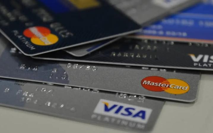 Ex-secretária é investigada por usar cartão da empresa para despesas com roupas, festas e até apostas no Tigrinho