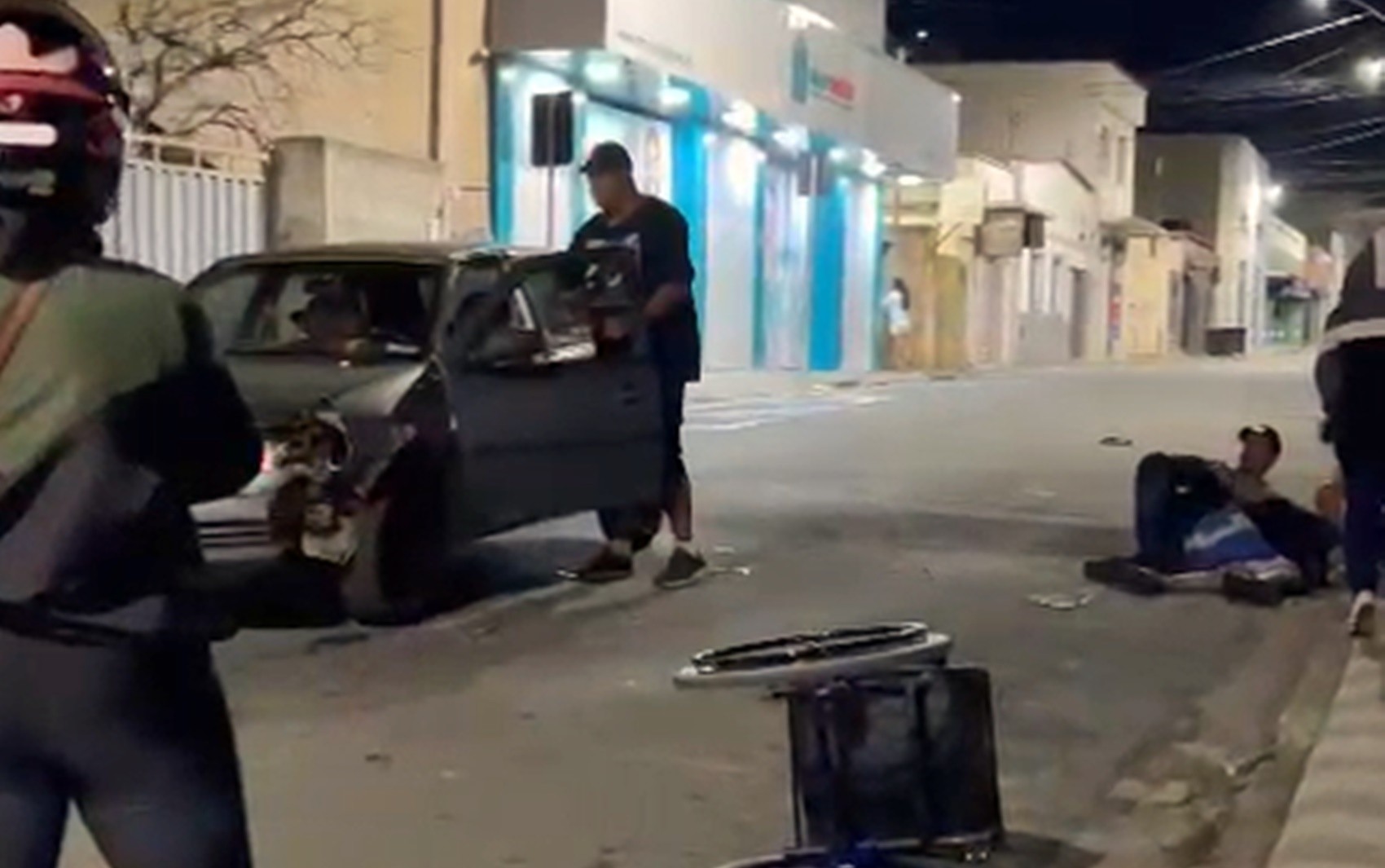 Cadeirante na contramão é atropelado em bairro de Lavras; motorista deixa local sem prestar socorro