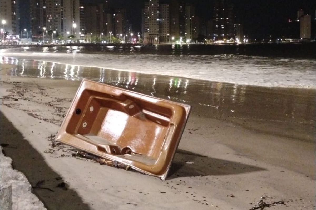 Banheira surge em praia e chama atenção de moradores no litoral de SP; VÍDEO