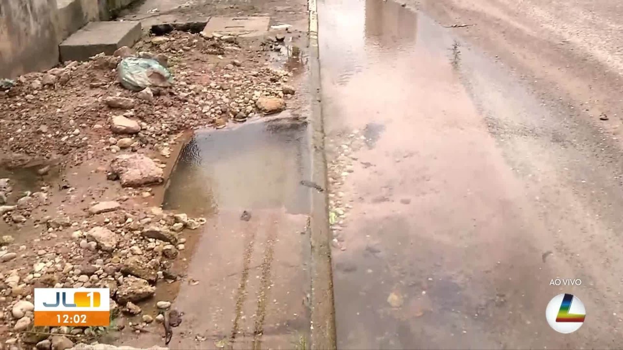 Vazamento desperdiça água tratada há pelo menos 15 dias no bairro da Cremação, em Belém