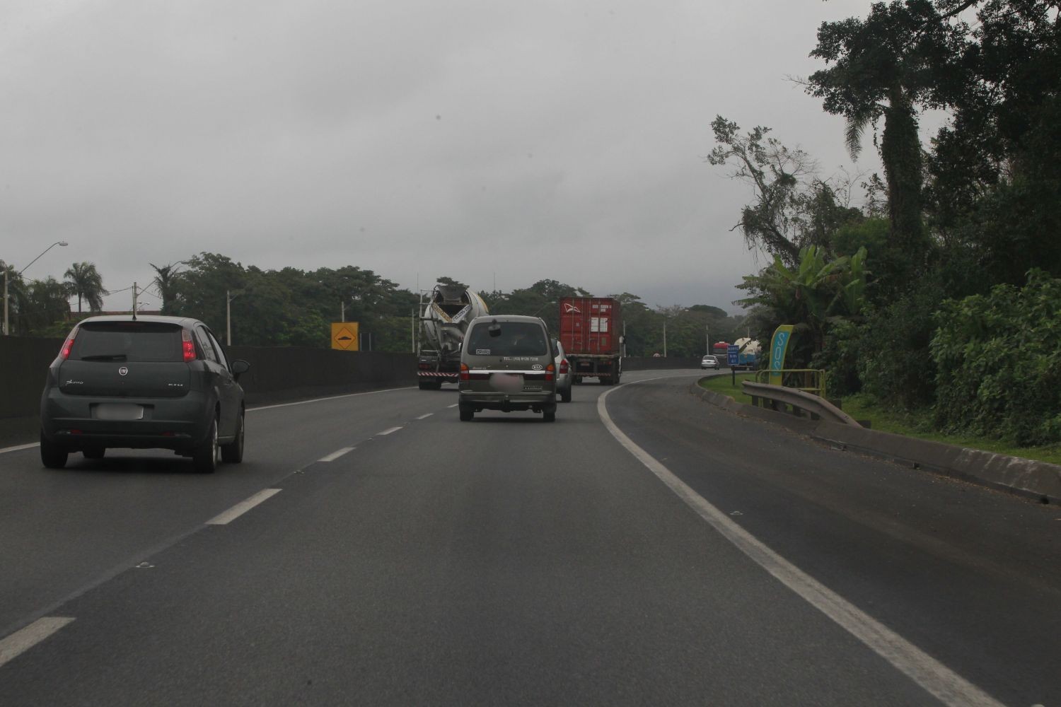 Dupla rouba moto de bombeiro, delegado flagra e atira contra criminosos na Rodovia Anchieta, SP