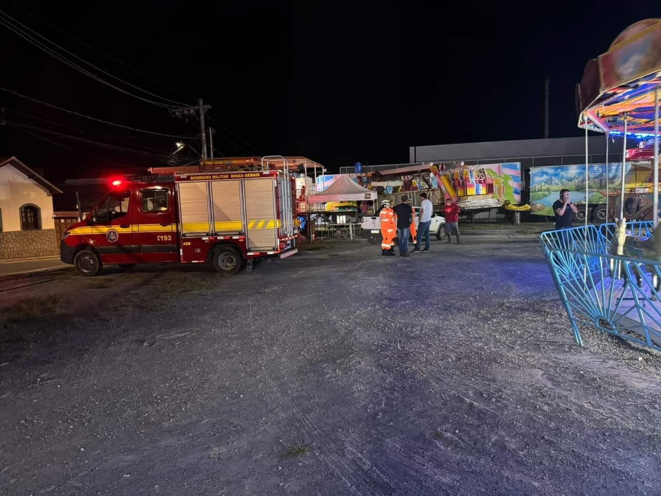 Criança fica ferida após acionamento de emergência de brinquedo em parque de diversões em Barbacena