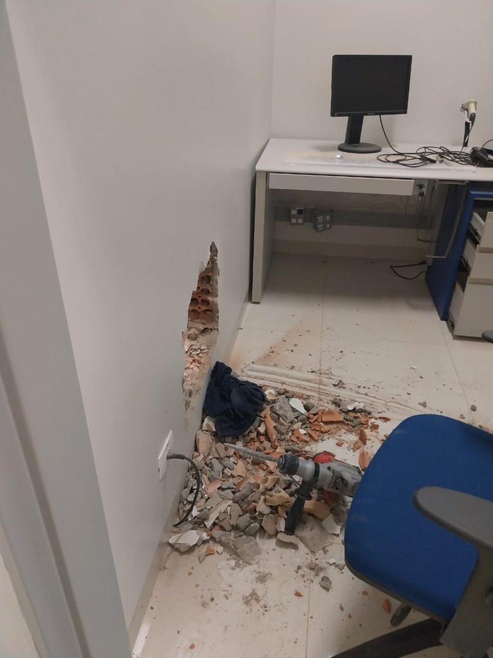 Quatro suspeitos foram presos e dois seguem foragidos — Foto: Polícia Militar