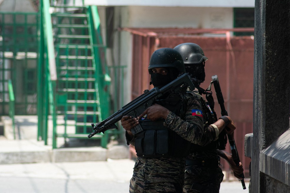 Policiais haitianos em Porto Príncipe, em 8 de abril de 2024 — Foto: Clarens Siffory / AFP