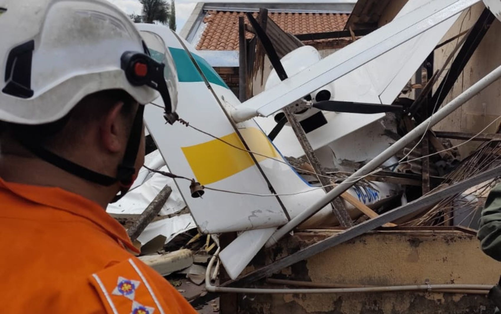 Moradores relatam desespero quando avião caiu sobre casa: 'Só ouvi o barulho'