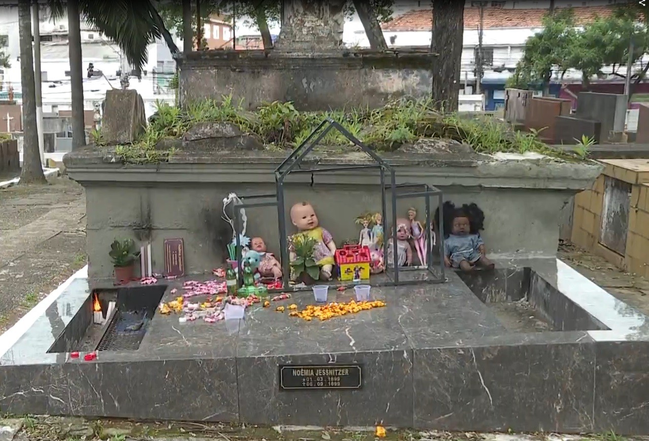 Túmulos de 9 milagreiros que atraem devotos em cemitérios de SP ganham placas com suas histórias