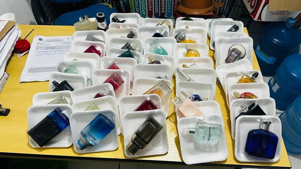 Homens são flagrados vendendo produtos falsificados no Centro de Petrópolis