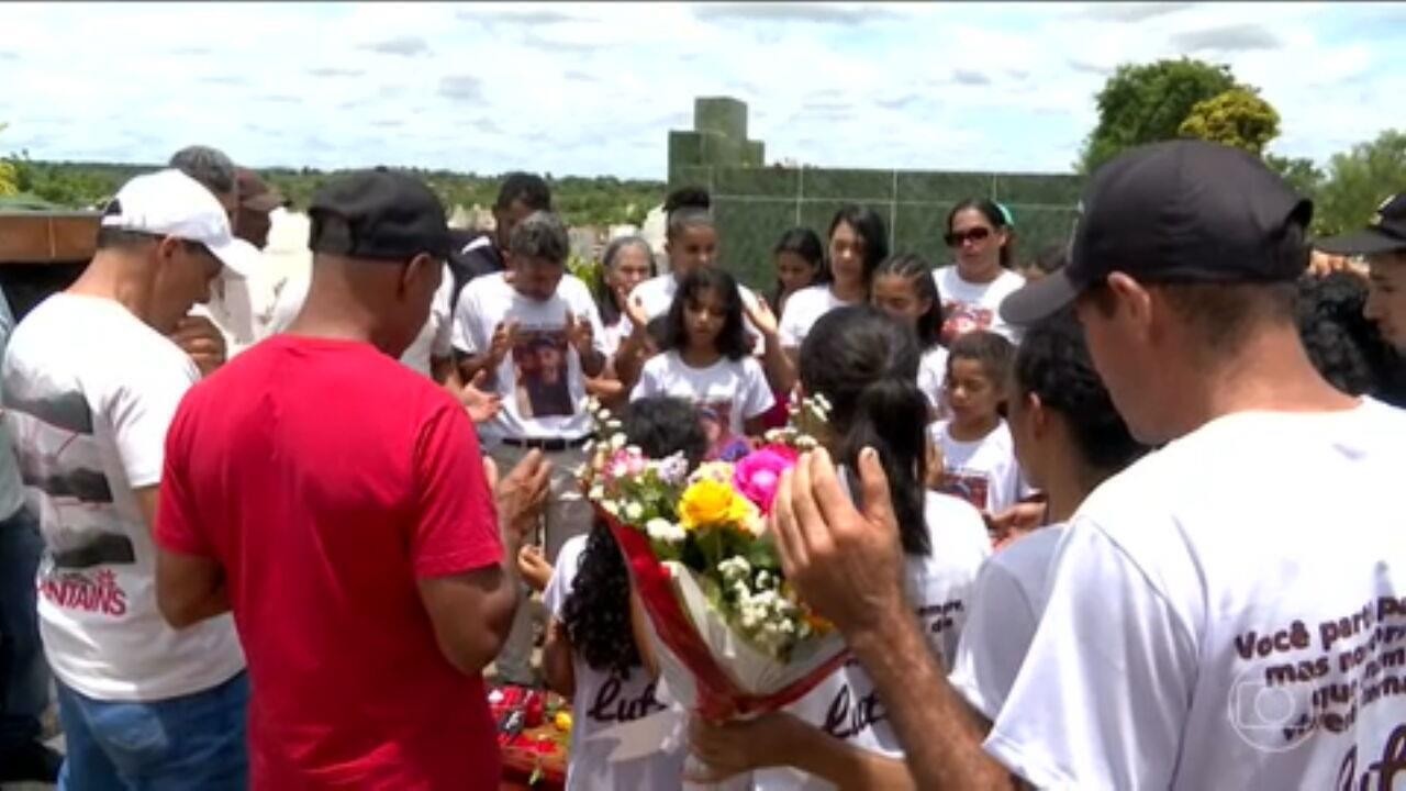 Famílias enterram corpos das vítimas de acidente em MG