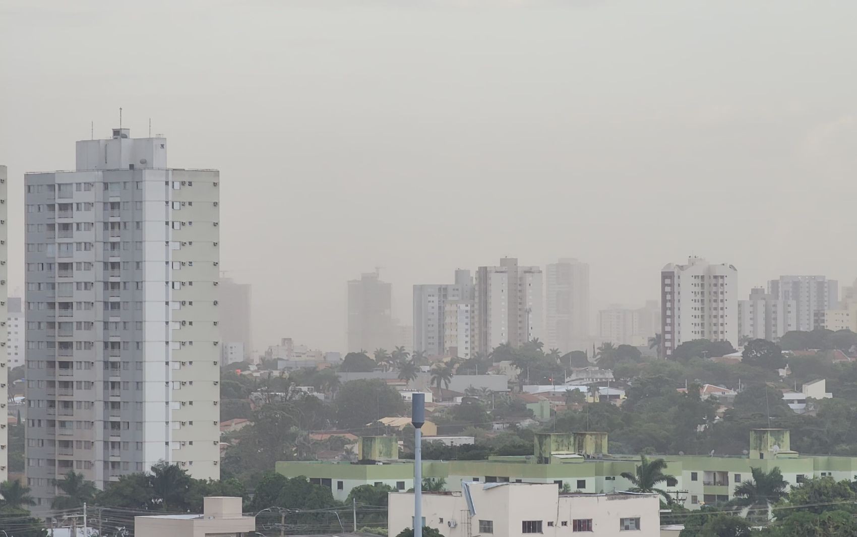 Nuvem de poeira cobre o céu de Goiânia e temperaturas devem cair nos próximos dias, diz especialistas; veja imagens