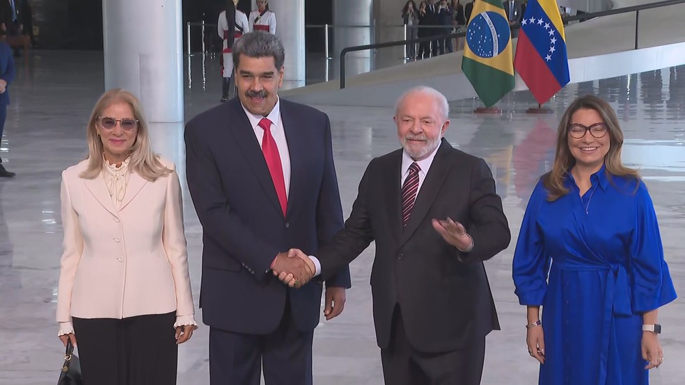 Presidentes Luiz Inácio Lula da Silva e Nicolás Maduro, acompanhados das primeiras-damas, no Palácio do Planalto — Foto: TV Globo/Reprodução