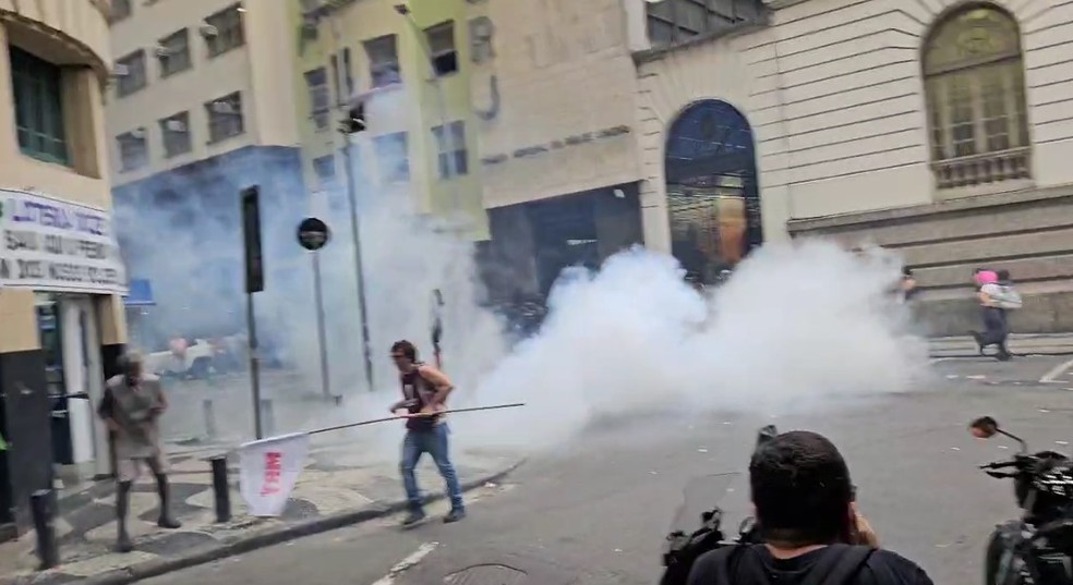 Bombas de gás são usadas durante manifestação de professores no Rio — Foto: Reprodução